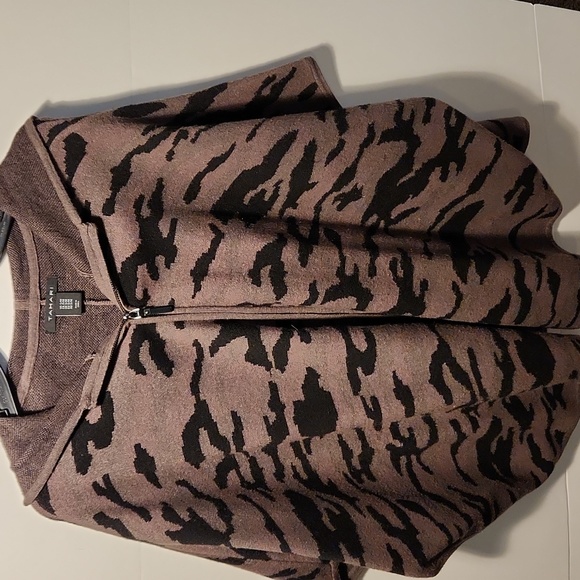 Tahari Jackets & Blazers - TAHARI S/M